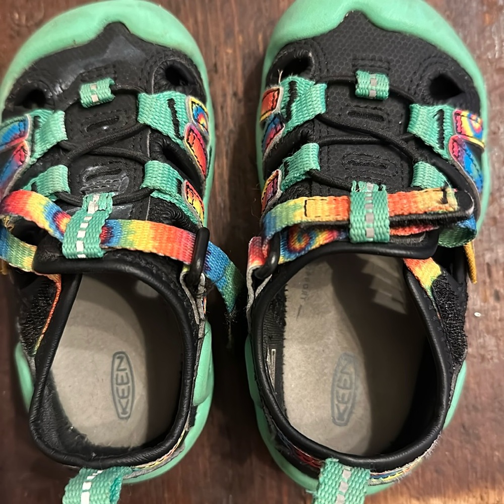 Keen baby size 6. Barely used. Green, black with rainbow straps.